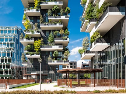 Entrada del conjunto de edificios sostenibles Vertical Forest, en Milán (Italia), obra del estudio de arquitectura Stefano Boeri Architetti.