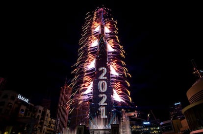 Celebración del Año Nuevo en el Burj Jalifa, el rascacielos más alto del mundo, en la ciudad de Dubái (Emiratos Árabes).