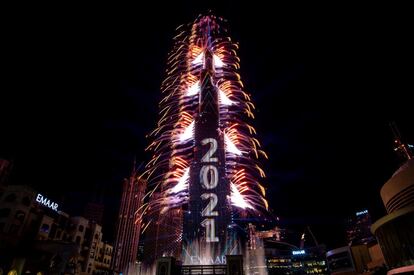 Celebración del Año Nuevo en el Burj Jalifa, el rascacielos más alto del mundo, en la ciudad de Dubái (Emiratos Árabes).