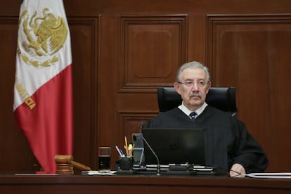 El ministro Luis María Aguilar durante una sesión en el pleno de la Suprema Corte de Justicia de la Nación, en Ciudad de México, en julio 2024.