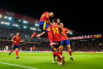 Laporte celebra el primer gol de España ante Serbia en Córdoba este martes.