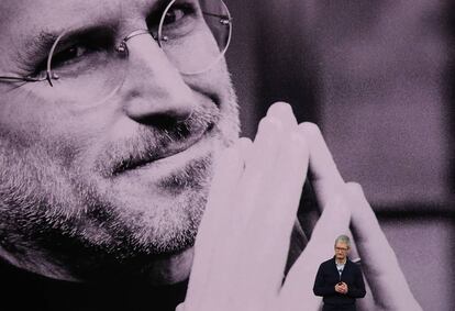 El presidente de Apple Tim Cook homenajea a Steve Jobs.