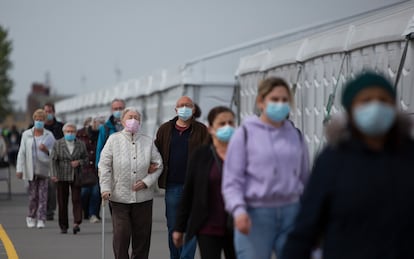 Fila de personas esperando para vacunarse en Antwerp, Bélgica, el 3 de mayo.