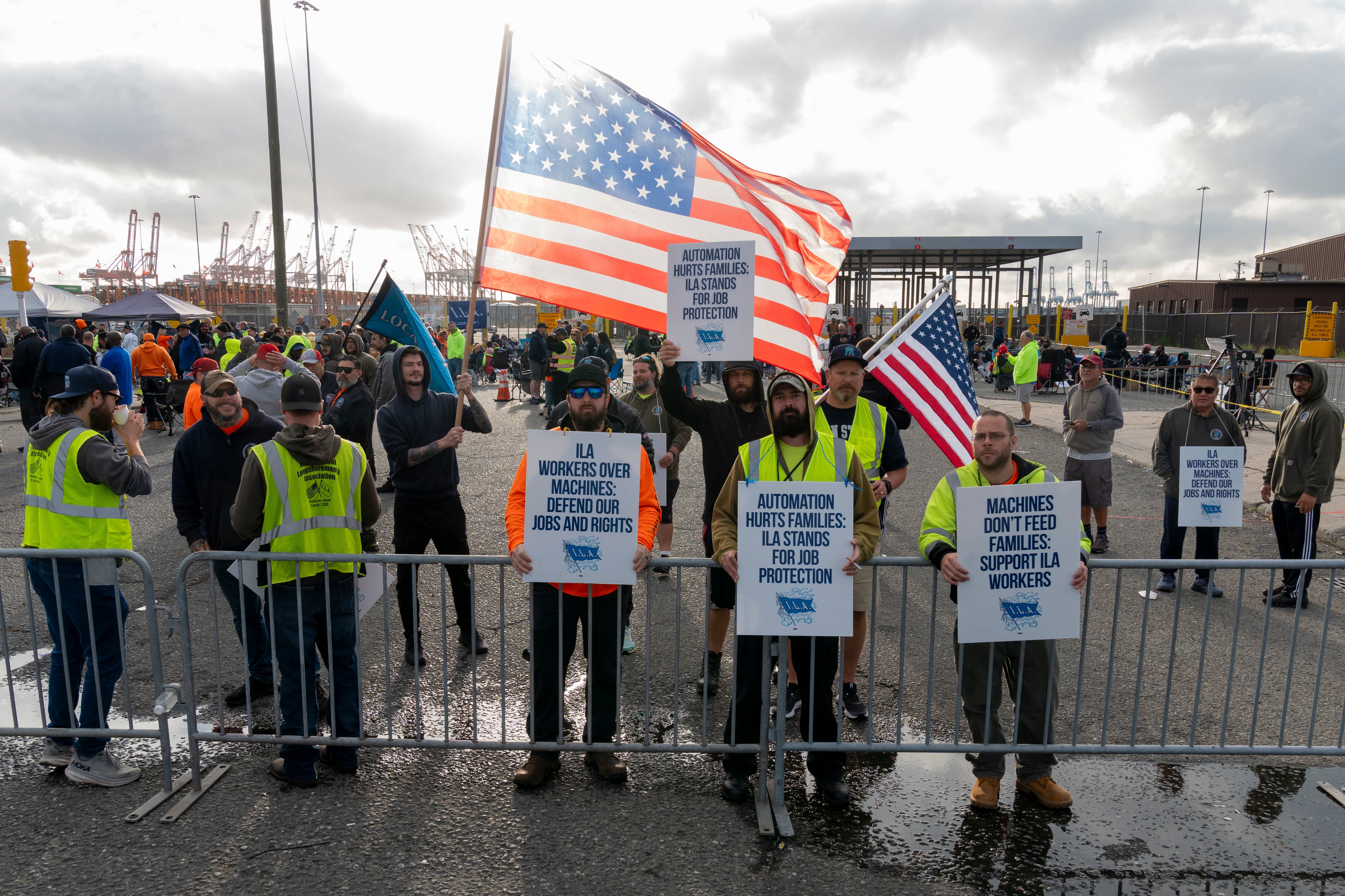 Trabajadores del puerto marítimo de Nueva Jersey en una manifestación.