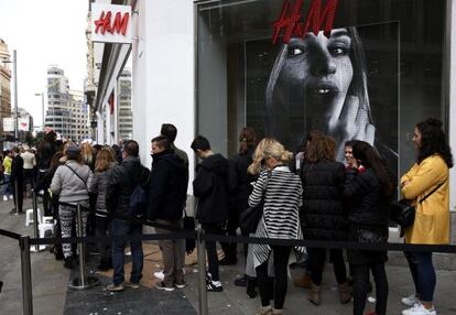 Numerosas personas hacen cola para acceder a la tienda de H&M en Gran Vía de Madrid donde el pasado jueves salió a la venta en España la colección cápsula de Balmain para la firma sueca.