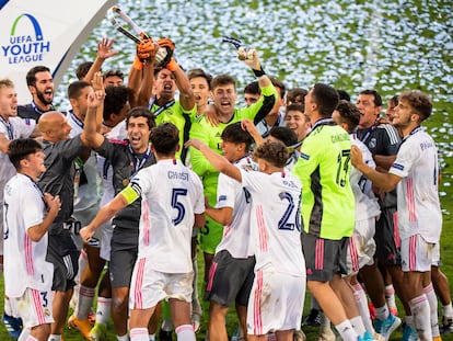 Los jugadores del Real Madrid celebran el título de la temporada pasada.