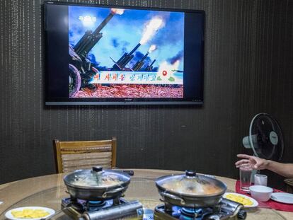 En un restaurante de Pyongyang, una televisión exhibe los logros militares del régimen norcoreano.