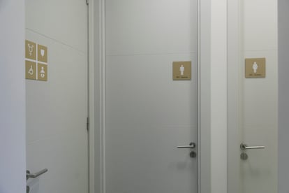 Cuando el diseño del espacio lo permite, cada puerta tiene su propia señalización. En la imagen, los lavabos ubicados al lado del bar del Parlament.
