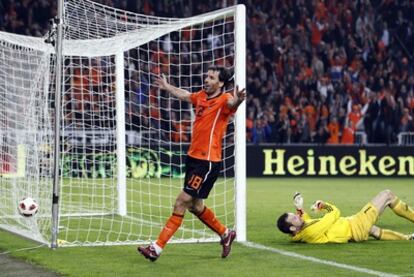 Van Nistelrooy celebra su gol frente a Hungría.