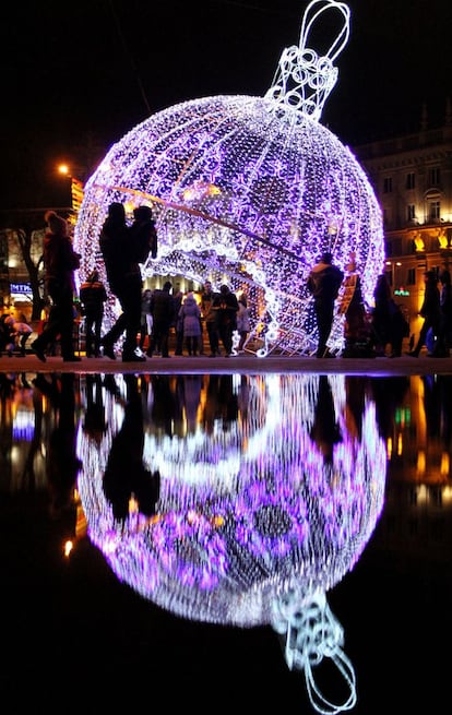 Una bola gigante ilumina el centro de Minsk, Bielorrusia.
