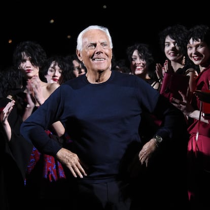MILAN (Italy), 04/09/2025.- (FILE) - Italian designer Giorgio Armani (C) poses with models at the end of the presentation of his Fall/Winter 2015/16 Women's collection for his label Emporio Armani during the Milan Fashion Week, in Milan, Italy, 27 February 2015 (reissued 04 September 2025). Armani has died at the age 91, his company confirmed on 04 September 2025. (Moda, Italia) EFE/EPA/DANIEL DAL ZENNARO

