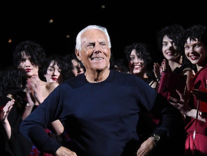 MILAN (Italy), 04/09/2025.- (FILE) - Italian designer Giorgio Armani (C) poses with models at the end of the presentation of his Fall/Winter 2015/16 Women's collection for his label Emporio Armani during the Milan Fashion Week, in Milan, Italy, 27 February 2015 (reissued 04 September 2025). Armani has died at the age 91, his company confirmed on 04 September 2025. (Moda, Italia) EFE/EPA/DANIEL DAL ZENNARO