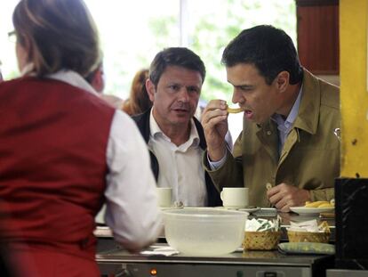 El alcalde de Irún, José Antonio Santano, comparte desayuno en esta localidad guipuzcoana con el líder socialista, Pedro Sánchez, en mayo de 2015.