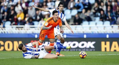 Santi Mina, del Valencia, frente a la Real Sociedad.