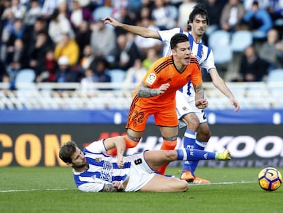 Santi Mina, del Valencia, frente a la Real Sociedad.