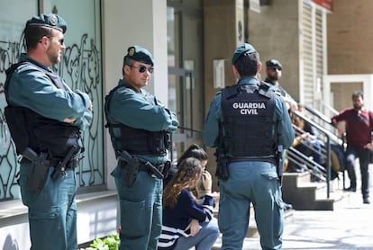 Agentes de la Guardia Civil ante el domicilio particular de Corbín, donde la UCO ha llevado a cabo uno de los registros esta mañana.