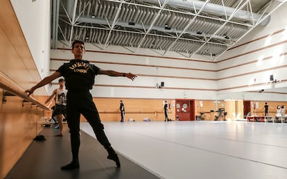 Joaquín de Luz, en primer plano, durante el primer ensayo de la Compañía Nacional de Danza durante el confinamiento