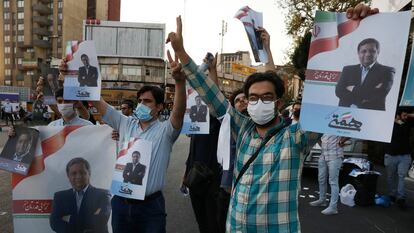 Seguidores del candidato presidencial Abdolnaser Hemmatí, en una manifestación de apoyo, el martes en Teherán.