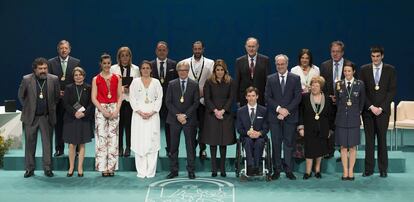 Foto de familia de los galardonados con las medallas de Andalucía.