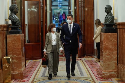 Pedro Sánchez y Carmen Calvo este miércoles a su llegada a la sesión de control en el Congreso.