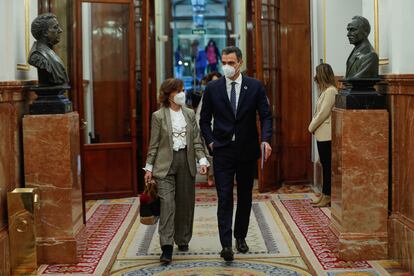 Pedro Sánchez y Carmen Calvo este miércoles a su llegada a la sesión de control en el Congreso.