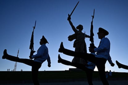 Los guardias de honor rusos marchaban el lunes frente a la Estatua de la Madre Patria en la colina Mamayev Kurgan, en la ciudad de Volgogrado (Rusia).