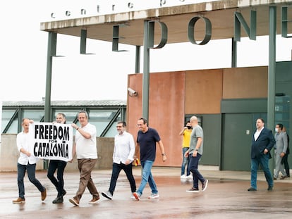 Los líderes independentistas abandonan la prisión de Lledoners tras el indulto concedido por el Gobierno. REUTERS/Albert Gea