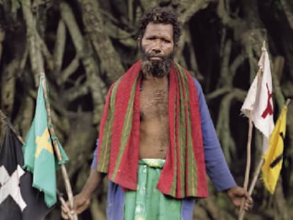 El jefe Fred con las banderas de su región.