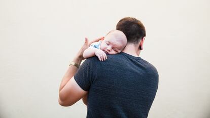 Un padre sostiene a su bebé