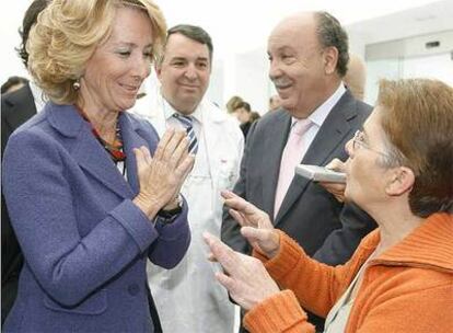 Aguirre conversa con una familiar de un paciente que protesta por el funcionamiento del hospital.