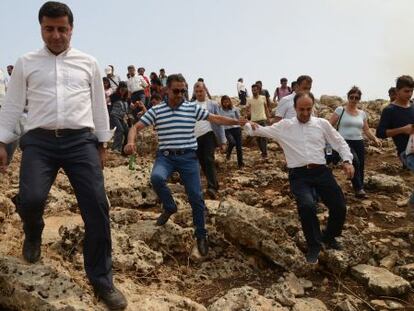 Selahattin Demirtas (izquierda), en una manifestaci&oacute;n que se dirige campo a trav&eacute;s hacia Cizre, cuyos accesos bloquea el Ej&eacute;rcito. 