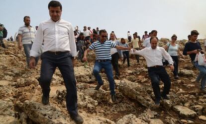 Selahattin Demirtas (izquierda), en una manifestaci&oacute;n que se dirige campo a trav&eacute;s hacia Cizre, cuyos accesos bloquea el Ej&eacute;rcito. 