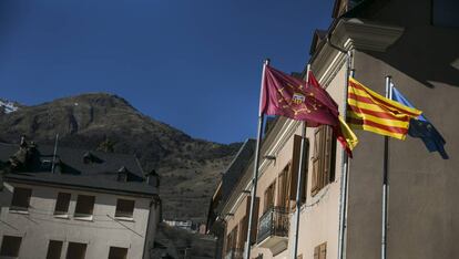 Banderas ante el edificio del Gobierno de la comarca de Arán en Vielha, Lleida.