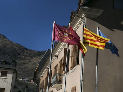 Banderas ante el edificio del Gobierno de la comarca de Arán en Vielha, Lleida.