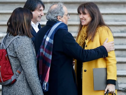 La presidenta suspendida del Parlament, Laura Borràs, saluda al expresidente de la Generalitat Quim Torra, a su llegada al Tribunal Superior de Justicia de Cataluña (TSJC) donde este miércoles concluye el juicio.