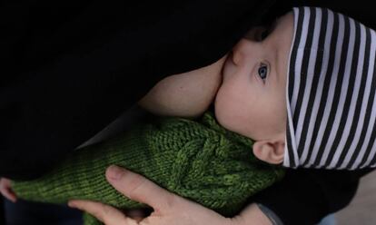 Una madre da el pecho a su bebé.