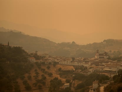 El humo envuelve la localidad de Atajate, en la Sierra de Bermeja de Málaga, este domingo.