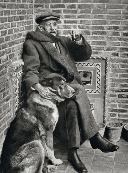Benito Pérez Galdós (Las Palmas de Gran Canaria, 1843 - Madrid, 1920), en el patio de su casa madrileña con su perro en 1915. Hay infinidad de retratos del escritor con gatos y perros.