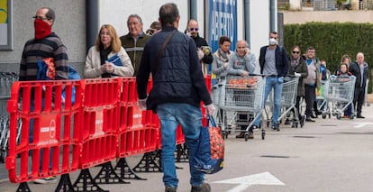 Cola en un supermercado de Palma de Mallorca este sábado.