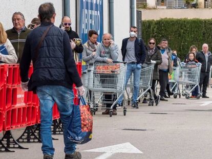 Cola en un supermercado de Palma de Mallorca este sábado.