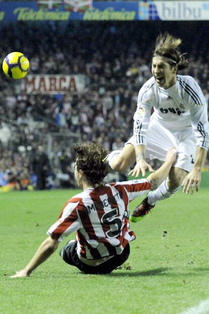 Amorebieta choca con Sergio Ramos.