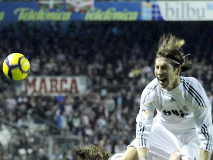 Amorebieta choca con Sergio Ramos.