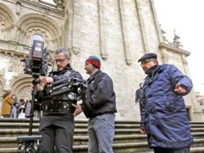 El director madrileño afincado en Galicia Jorge Algora (d), durante el rodaje de su tercera película, "Es inevitable", un drama romántico coproducción hispano-argentina. EFE/Archivo