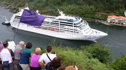 El crucero 'Azamara Journey' entra en la bocana del Puerto de Pasajes.