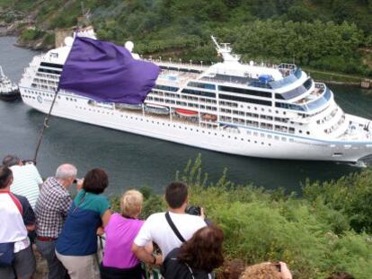 El crucero 'Azamara Journey' entra en la bocana del Puerto de Pasajes.