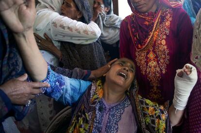 Sabar Jaan es consolada por miembros de su familia, mientras llora por su hijo, su nuera y sus hijos que murieron después de que un avión militar en un vuelo de entrenamiento se estrellara en un área urbanizada en Rawalpindi (Pakistán). Al menos 17 personas han muerto al estrellarse este martes un pequeño avión militar. Entre los fallecidos hay 12 civiles y cinco miembros de la tripulación. Además, hay otra docena de heridos por este accidente que provocó un incendio en la ciudad.