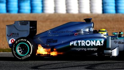 El Mercedes de Nico Rosberg, en llamas durante los entrenamientos.