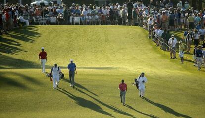 José María Olazabal, de rosa chicle, encabeza su grupo de juego en la calle del primer hoyo de Augusta.