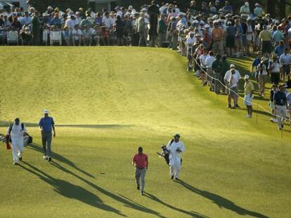 José María Olazabal, de rosa chicle, encabeza su grupo de juego en la calle del primer hoyo de Augusta.