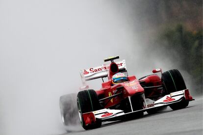 El piloto español conduce su monoplaza durante la sesión de clasificación para el Gran Premio de Malasia, el 3 de abril de 2010.
